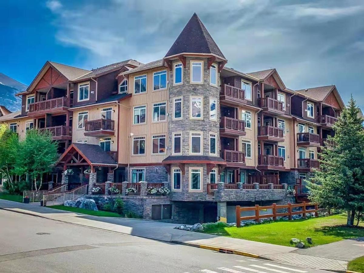 Sunny Tranquil Woods Turret In Falcon Crest Lodge Canmore Exterior foto