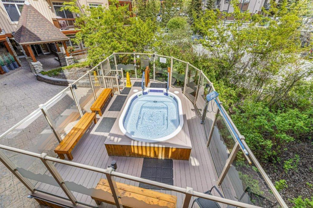 Sunny Tranquil Woods Turret In Falcon Crest Lodge Canmore Exterior foto