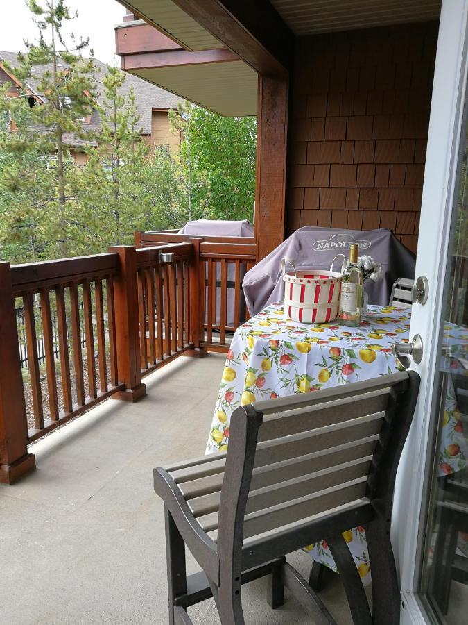 Sunny Tranquil Woods Turret In Falcon Crest Lodge Canmore Exterior foto